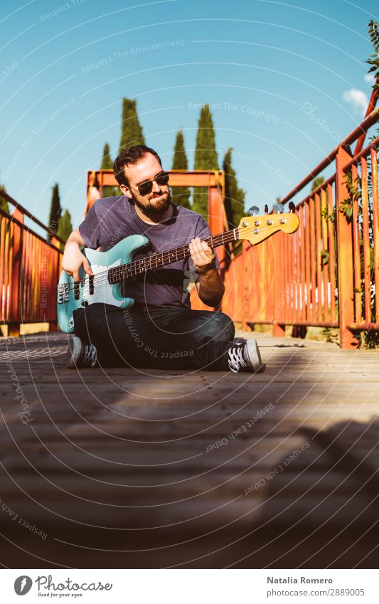 Outdoor-Fotosession mit einem Bassisten und seinen Instrumenten Spielen Entertainment Musik Mensch Mann Erwachsene Konzert Band Musiker Gitarre Natur Felsen