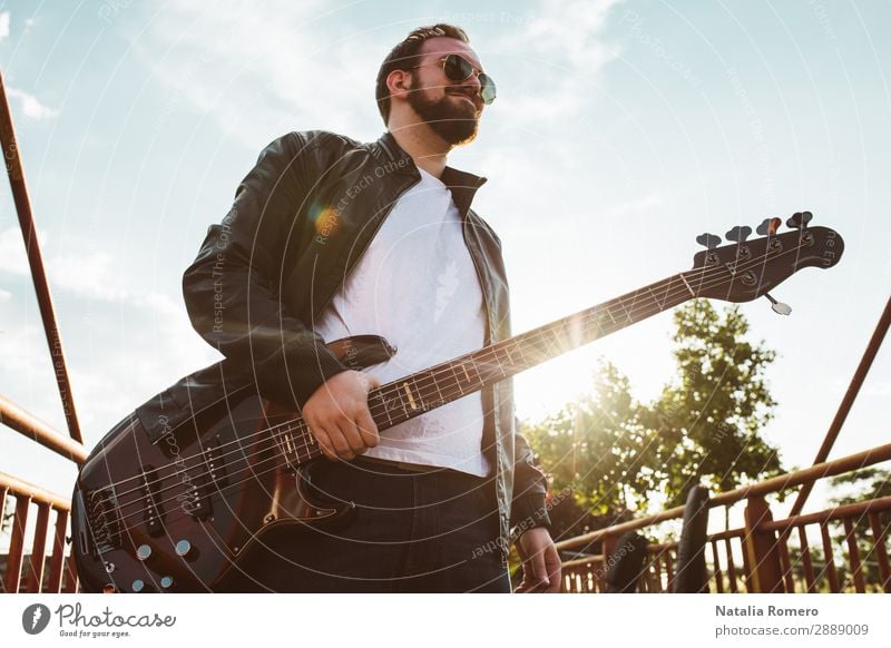 Outdoor-Fotosession mit einem Bassisten und seinen Instrumenten Spielen Entertainment Musik Mensch Mann Erwachsene Konzert Band Musiker Gitarre Natur Felsen