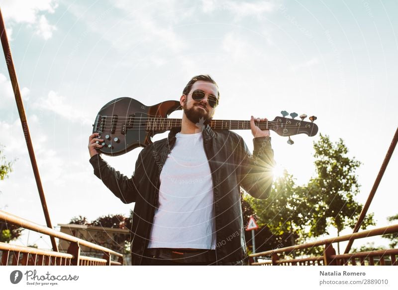 Outdoor-Fotosession mit einem Bassisten und seinen Instrumenten Spielen Entertainment Musik Mensch Mann Erwachsene Konzert Band Musiker Gitarre Natur Felsen