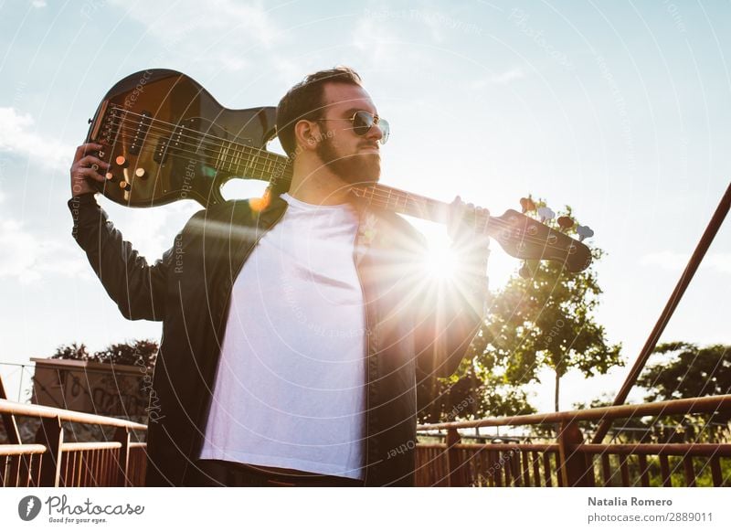 Outdoor-Fotosession mit einem Bassisten und seinen Instrumenten Spielen Entertainment Musik Mensch Mann Erwachsene Konzert Band Musiker Gitarre Natur Felsen