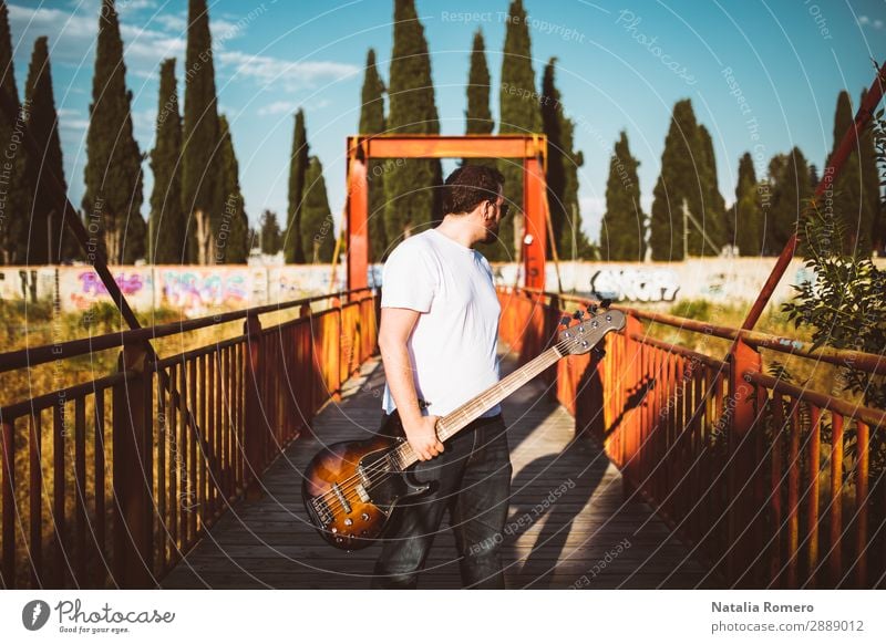 Outdoor-Fotosession mit einem Bassisten und seinen Instrumenten Spielen Entertainment Musik Mensch Mann Erwachsene Konzert Band Musiker Gitarre Natur Felsen