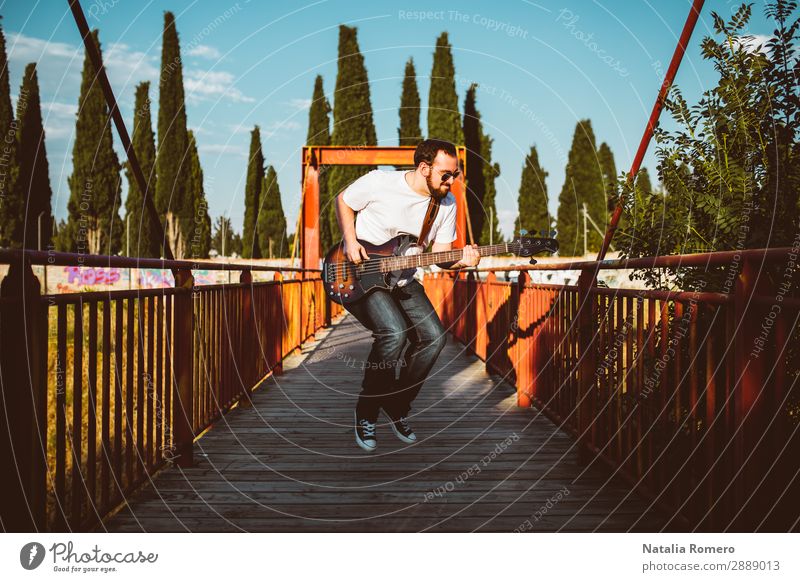 Outdoor-Fotosession mit einem Bassisten und seinen Instrumenten Spielen Entertainment Musik Mensch Mann Erwachsene Konzert Band Musiker Gitarre Natur Felsen