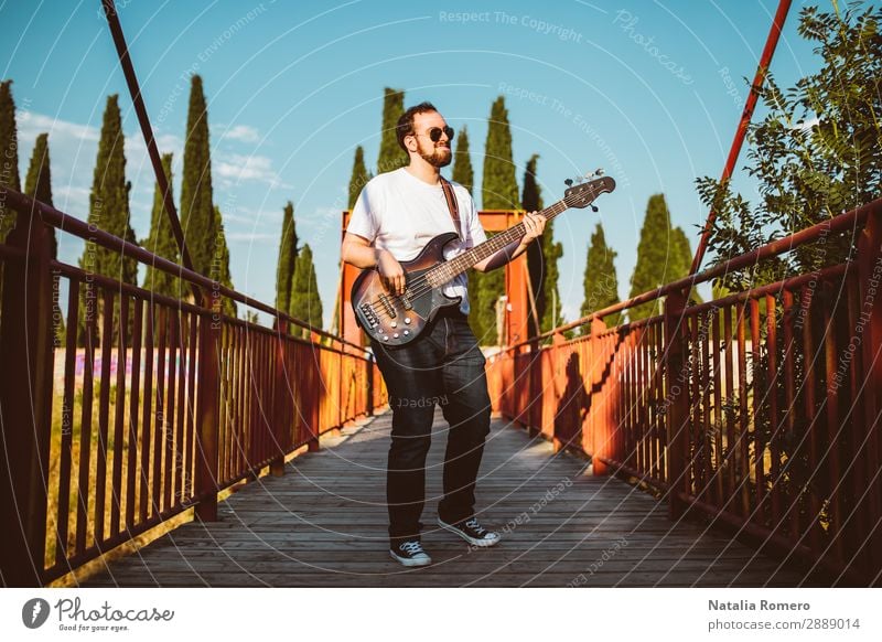 Outdoor-Fotosession mit einem Bassisten und seinen Instrumenten Spielen Entertainment Musik Mensch Mann Erwachsene Konzert Band Musiker Gitarre Natur Felsen