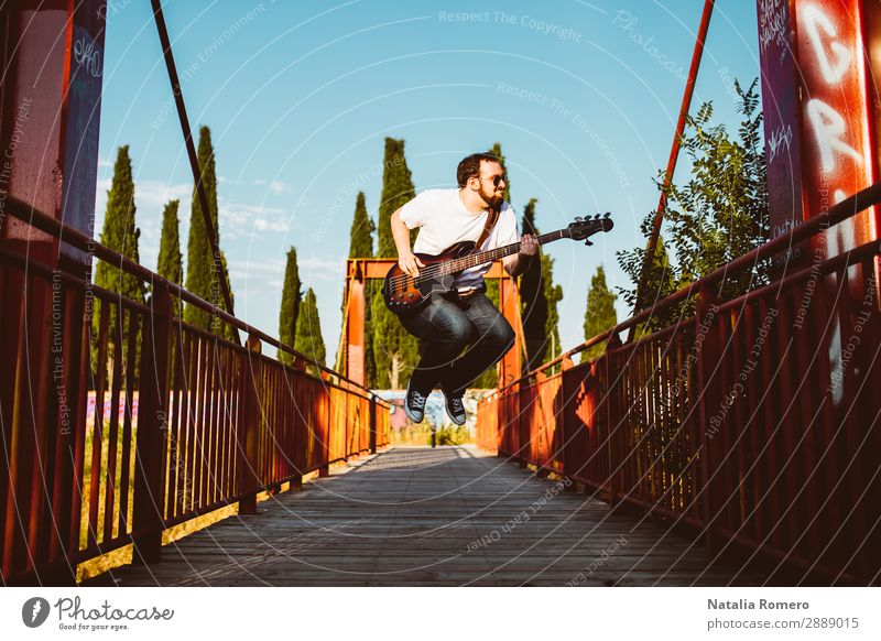 Outdoor-Fotosession mit einem Bassisten und seinen Instrumenten Spielen Entertainment Musik Mensch Mann Erwachsene Konzert Band Musiker Gitarre Natur Felsen