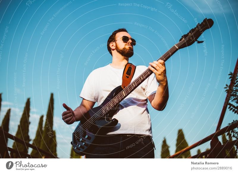 Outdoor-Fotosession mit einem Bassisten und seinen Instrumenten Spielen Entertainment Musik Mensch Mann Erwachsene Konzert Band Musiker Gitarre Natur Felsen