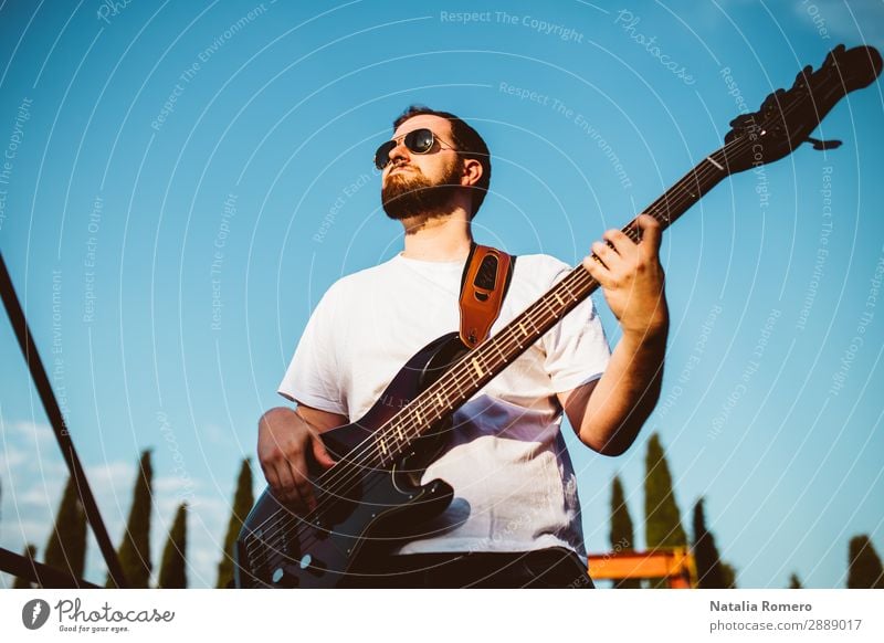 Outdoor-Fotosession mit einem Bassisten und seinen Instrumenten Spielen Entertainment Musik Mensch Mann Erwachsene Konzert Band Musiker Gitarre Natur Felsen