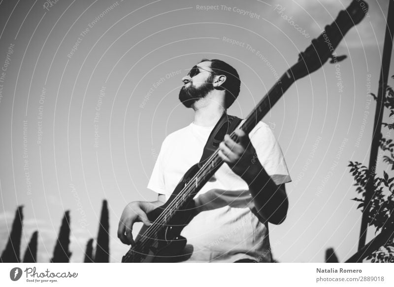 Outdoor-Fotosession mit einem Bassisten und seinen Instrumenten Spielen Entertainment Musik Mensch Mann Erwachsene Konzert Band Musiker Gitarre Natur Felsen