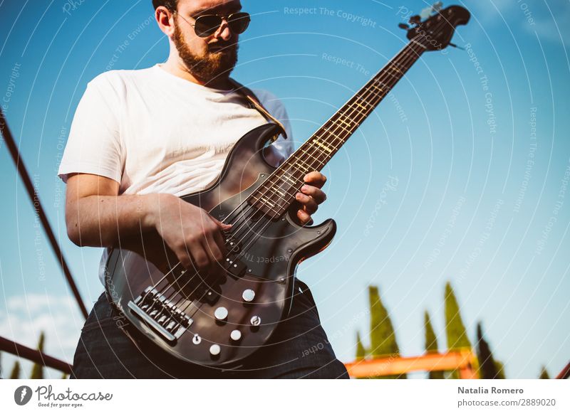 Outdoor-Fotosession mit einem Bassisten und seinen Instrumenten Spielen Entertainment Musik Mensch Mann Erwachsene Konzert Band Musiker Gitarre Natur Felsen