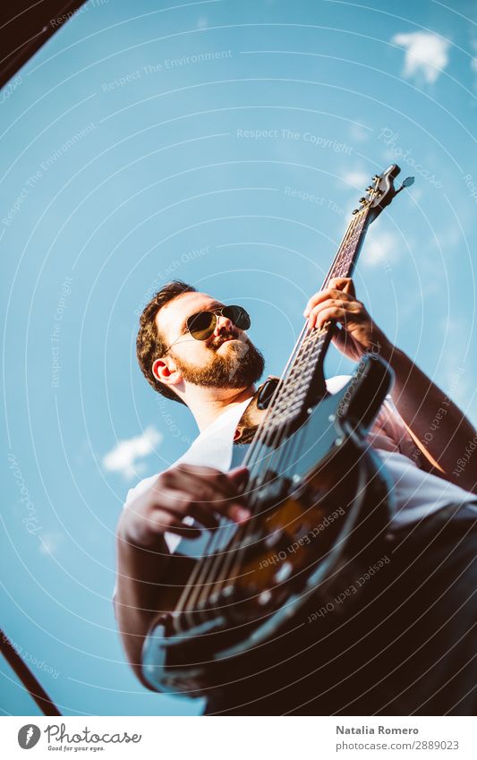 Outdoor-Fotosession mit einem Bassisten und seinen Instrumenten Spielen Entertainment Musik Mensch Mann Erwachsene Konzert Band Musiker Gitarre Natur Felsen