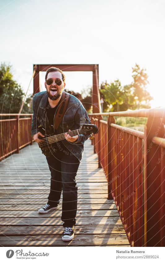 Outdoor-Fotosession mit einem Bassisten und seinen Instrumenten Spielen Entertainment Musik Mensch Mann Erwachsene Konzert Band Musiker Gitarre Natur Felsen