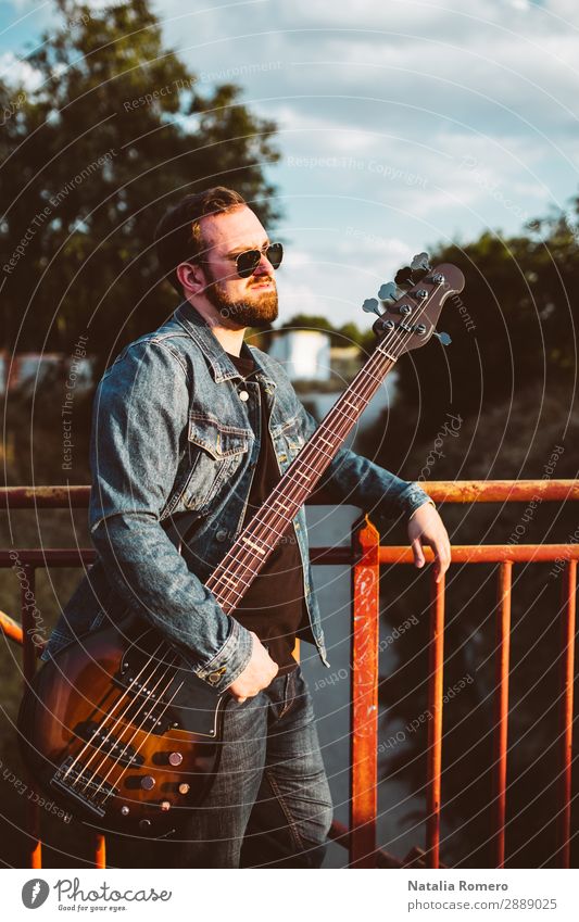 Outdoor-Fotosession mit einem Bassisten und seinen Instrumenten Spielen Entertainment Musik Mensch Mann Erwachsene Konzert Band Musiker Gitarre Natur Felsen