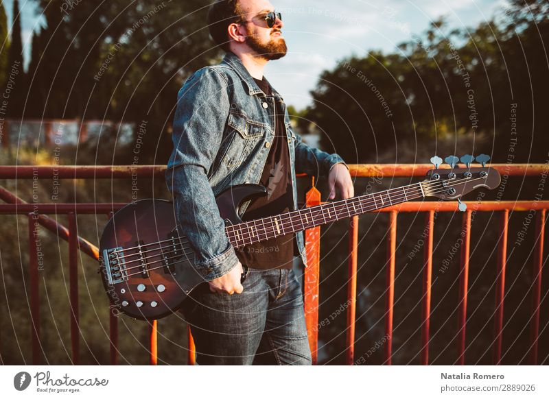 Outdoor-Fotosession mit einem Bassisten und seinen Instrumenten Spielen Entertainment Musik Mensch Mann Erwachsene Konzert Band Musiker Gitarre Natur Felsen