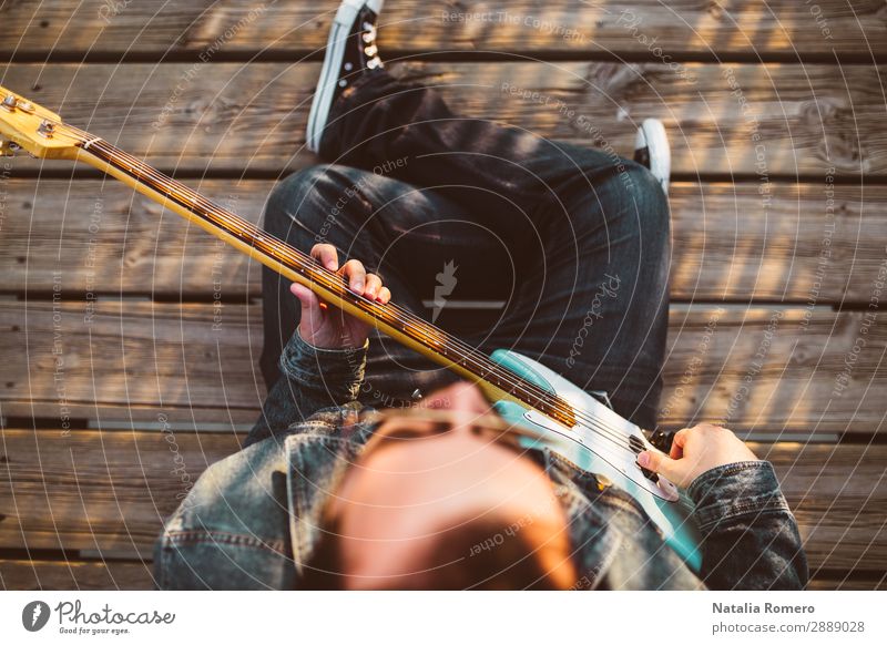 Outdoor-Fotosession mit einem Bassisten und seinen Instrumenten Spielen Entertainment Musik Mensch Mann Erwachsene Konzert Band Musiker Gitarre Natur Felsen