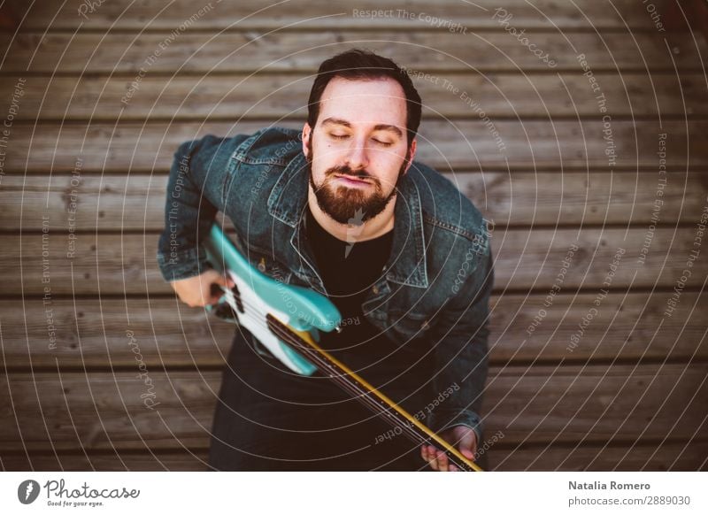 Outdoor-Fotosession mit einem Bassisten und seinen Instrumenten Spielen Entertainment Musik Mensch Mann Erwachsene Konzert Band Musiker Gitarre Natur Felsen