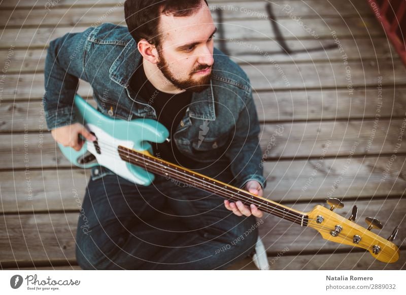 Outdoor-Fotosession mit einem Bassisten und seinen Instrumenten Spielen Entertainment Musik Mensch Mann Erwachsene Konzert Band Musiker Gitarre Natur Felsen