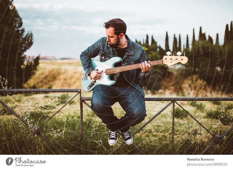 Outdoor-Fotosession mit einem Bassisten und seinen Instrumenten Spielen Entertainment Musik Mensch Mann Erwachsene Konzert Band Musiker Gitarre Natur Felsen