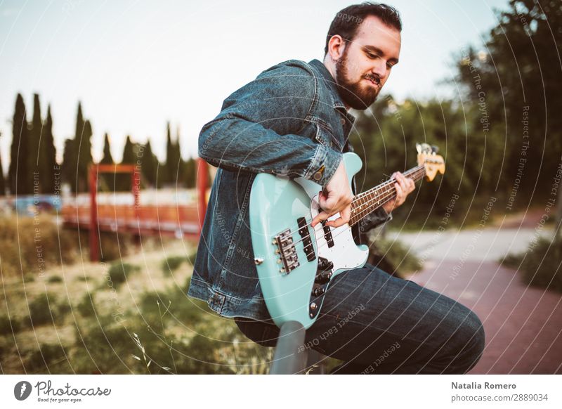 Outdoor-Fotosession mit einem Bassisten und seinen Instrumenten Spielen Entertainment Musik Mensch Mann Erwachsene Konzert Band Musiker Gitarre Natur Felsen