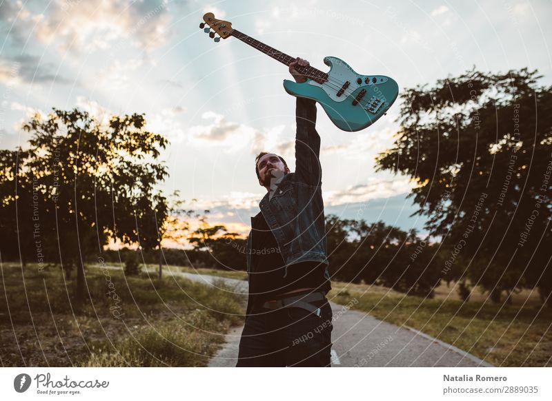 Outdoor-Fotosession mit einem Bassisten Spielen Entertainment Musik Mensch Mann Erwachsene Konzert Band Musiker Gitarre Natur Felsen schwarz Künstlerin Jazz