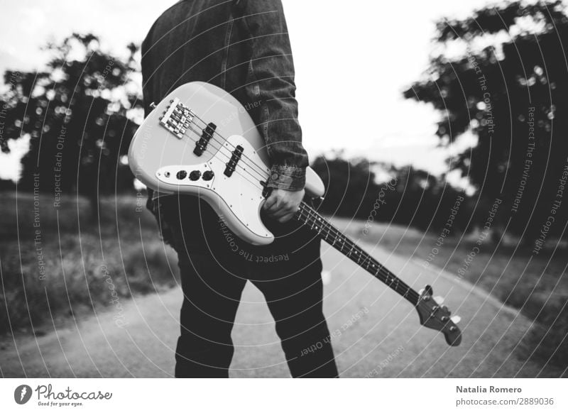 Outdoor-Fotosession mit einem Bassisten und seinen Instrumenten Spielen Entertainment Musik Mensch Mann Erwachsene Konzert Band Musiker Gitarre Natur Felsen