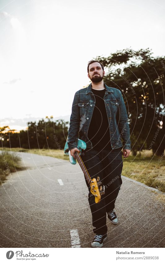 Outdoor-Fotosession mit einem Bassisten und seinen Instrumenten Spielen Entertainment Musik Mensch Mann Erwachsene Konzert Band Musiker Gitarre Natur Felsen