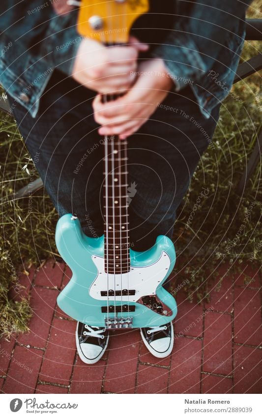 Outdoor-Fotosession mit einem Bassisten und seinen Instrumenten Spielen Entertainment Musik Mensch Mann Erwachsene Konzert Band Musiker Gitarre Natur Felsen