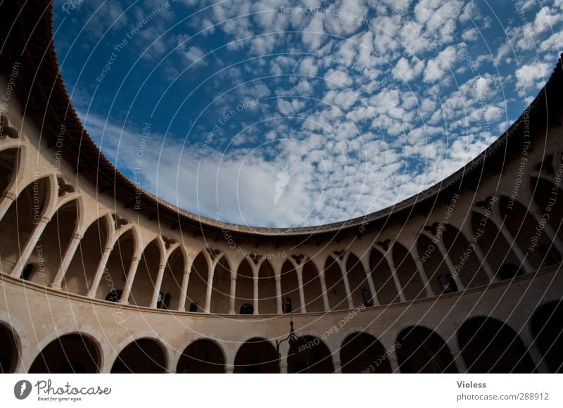 the round... Hauptstadt Hafenstadt Burg oder Schloss Bauwerk Balkon Sehenswürdigkeit Denkmal Castell de Bellver entdecken oben rund Torbogen Himmel (Jenseits)