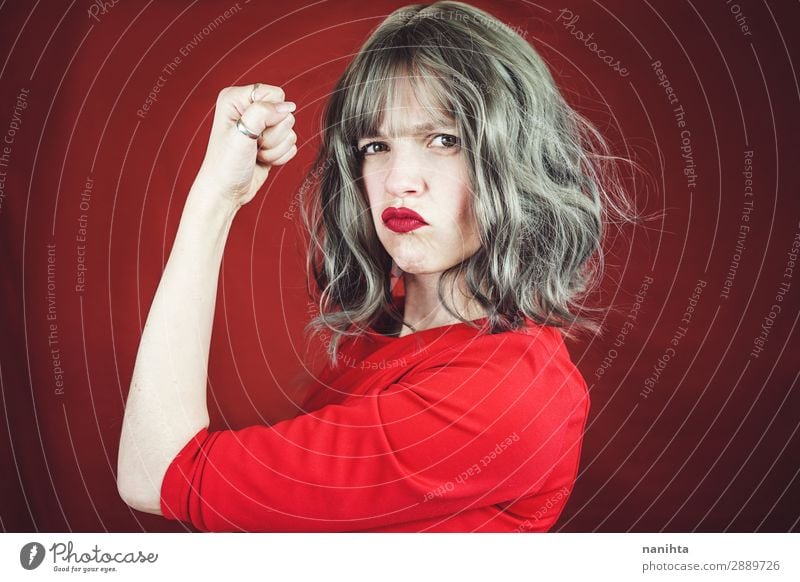 Junge ausdrucksstarke Frau in einem klassischen feministischen Bild Stil Haare & Frisuren Gesicht Lippenstift Erfolg Mensch feminin Erwachsene Jugendliche Arme