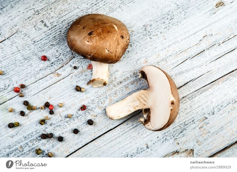 Champignons und Pfeffer Lebensmittel Kräuter & Gewürze Pfefferkörner Ernährung Bioprodukte Vegetarische Ernährung Gesunde Ernährung Tisch Holztisch frisch