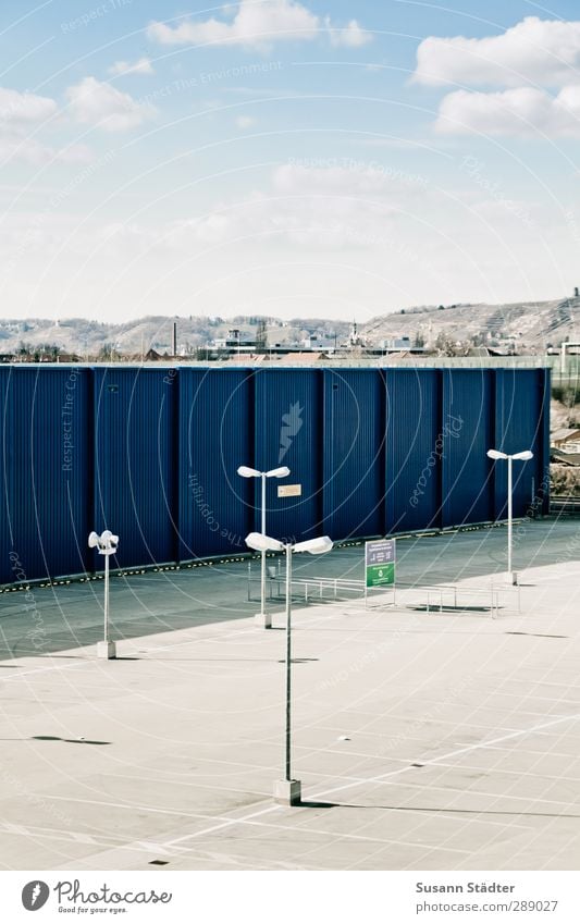 TTT Menschenleer Haus Industrieanlage Fabrik Gebäude Handel kaufen Parkplatz Parkplatzbeleuchtung Parkplatzmangel Halle Einkaufswagen Idylle Schattenspiel