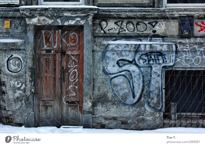 Berlin Prenzlauer Berg Deutschland Stadtzentrum Altstadt Menschenleer Haus Fassade Tür Tiefparterre Souterrain Graffiti Farbfoto Außenaufnahme Tag