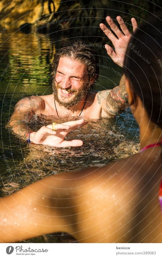 stop it ! Paar Liebespaar Verliebtheit Sommer Wasser See Fluss Freude Schwimmen & Baden lustig Humor Bart Mann Frau 2 Menschen Sonne Sonnenstrahlen Spielen