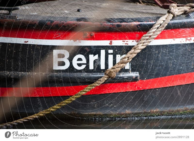 kleines Berlin Binnenschifffahrt Seil Metall authentisch retro rot schwarz Mobilität Stil Symmetrie Typographie Zahn der Zeit Name Liegeplatz Begrenzung