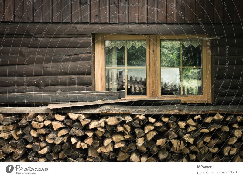 ordentlich holz Dorf Mauer Wand Fassade Balkon Fenster braun Holz Brennholz Hütte Hüttenferien Reflexion & Spiegelung Brennstoff Glas Bauernhof alt