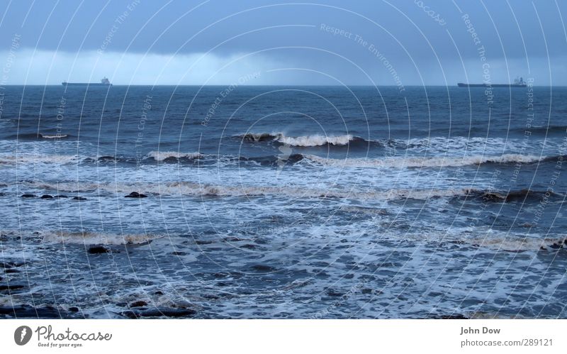 twinish I Ausflug Freiheit Meer Wellen Himmel Wolken Horizont Küste Ferne kalt blau Wellengang Öltanker Wasserfahrzeug Dunst rau Sturm geisterhaft Gischt