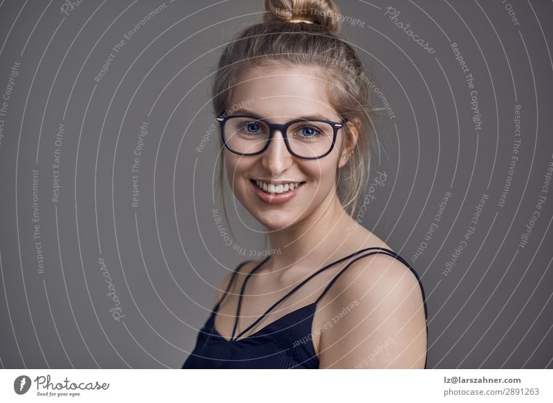 Attraktive blonde Frau mit Brille Brötchen Lifestyle Stil Freude Glück schön Gesicht Business Erwachsene 1 Mensch 18-30 Jahre Jugendliche Lächeln Fröhlichkeit