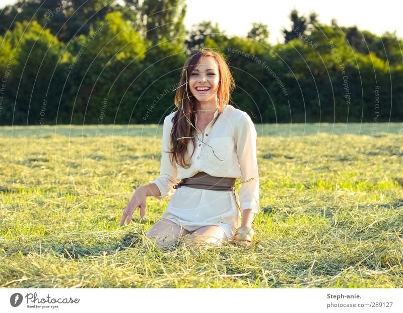 Touch a new day. feminin Junge Frau Jugendliche 1 Mensch 13-18 Jahre Kind Sommer Schönes Wetter Baum Gras Wiese Kleid Gürtel brünett langhaarig genießen lachen