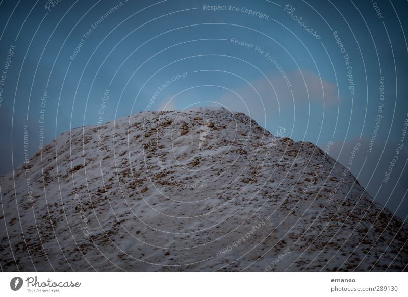 Winterberg Umwelt Natur Landschaft Luft Himmel Wolken Klima Wetter schlechtes Wetter Eis Frost Schnee Hügel Felsen Berge u. Gebirge Gipfel kalt blau