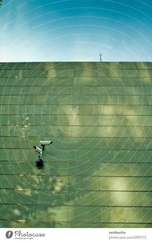 Ich sehe was, was Du nicht siehst Fernseher Videokamera Stadt Menschenleer Haus Bauwerk Gebäude Architektur Mauer Wand Fassade beobachten Blick Berlin