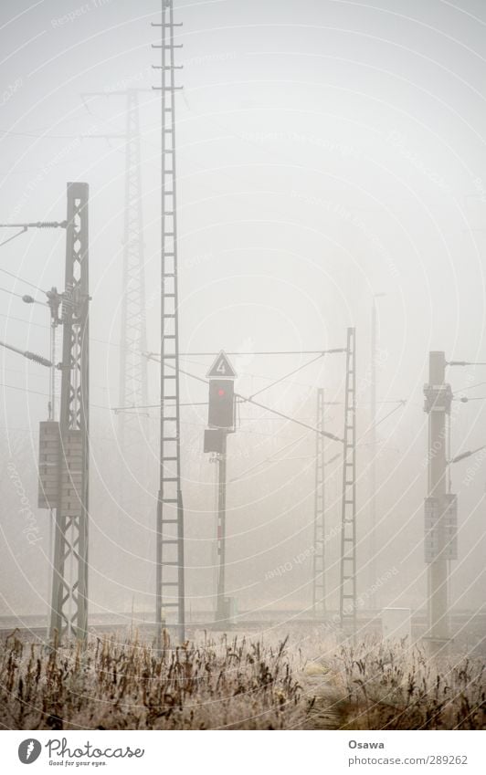 Nebel Schienenverkehr Oberleitung Strommast gruselig Stadt grau Technik & Technologie Stahl Stahlkonstruktion Fachwerkträger Stahlträger Raureif Bahndamm dunkel