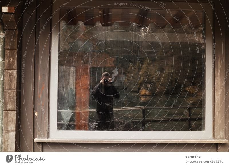 Ich spiegel mich... Mensch maskulin Mann Erwachsene Körper 1 Haus Hütte Mauer Wand Fenster Blick alt dunkel Fotografieren Reflexion & Spiegelung Glas