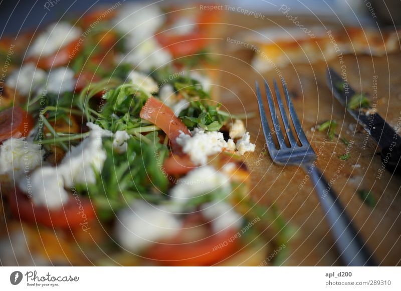 Pizza, Pizza Lebensmittel Milcherzeugnisse Ernährung Mittagessen Italienische Küche Besteck Messer Gabel stehen authentisch dünn grün rot weiß Zufriedenheit