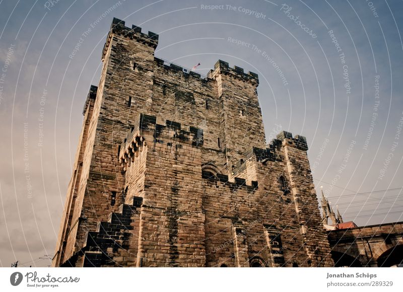 Newcastle England Großbritannien Stadt Altstadt Burg oder Schloss Bauwerk Gebäude Architektur Mauer Wand geheimnisvoll Gemäuer alt Englisch Weitwinkel Schutz