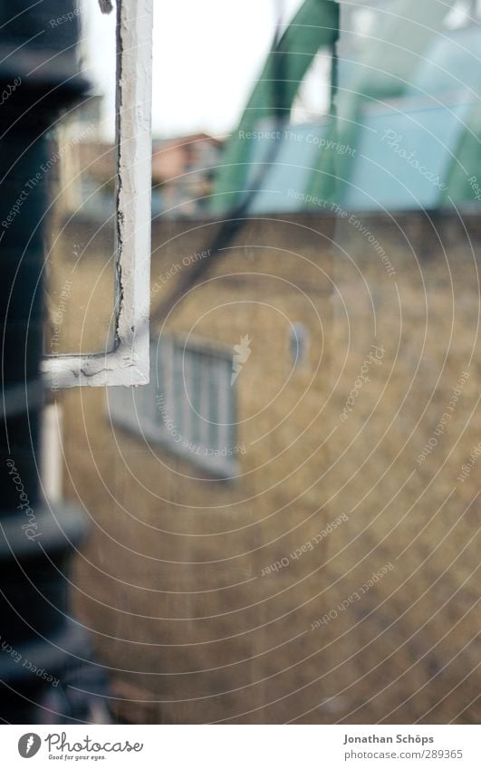 Hinterhof England Großbritannien Stadt Haus Gebäude braun Fenster Fensterscheibe Mauer trist Fensterblick Fensterrahmen matt Farbfoto Außenaufnahme Menschenleer