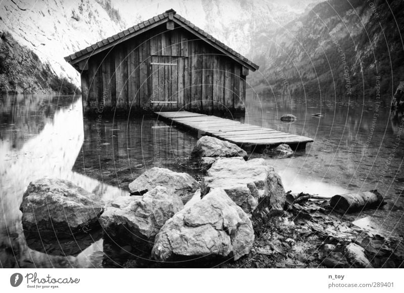 Wasserbungalow Umwelt Natur Sommer Felsen Alpen Berge u. Gebirge Seeufer entdecken Erholung natürlich Stimmung geduldig ruhig Einsamkeit Abenteuer Steg Stein