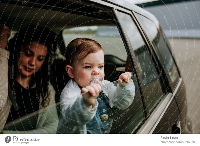 Mutter und Tochter im Fahrzeug Lifestyle Ferien & Urlaub & Reisen Ausflug Mensch Kind Baby Kleinkind Junge Frau Jugendliche Erwachsene 2 1-3 Jahre 18-30 Jahre