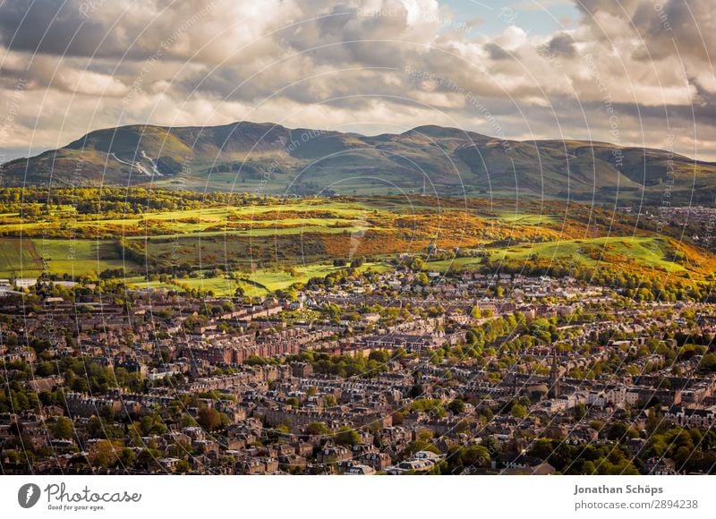 Ausblick über Edinburgh und die Pentland Hills vom Arthur's Seat Ferien & Urlaub & Reisen Tourismus Ferne Freiheit Berge u. Gebirge wandern Wolken Stadt Macht