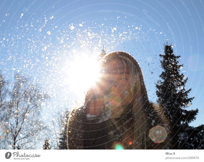 Winter Mensch feminin Junge Frau Jugendliche Erwachsene 1 18-30 Jahre Schnee Schneefall kalt weiß Stimmung Freude blasen Schneeballschlacht blond langhaarig