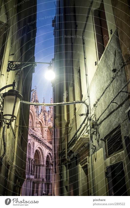 Basilica Di San Marco Stadt Stadtzentrum Altstadt Haus Dom Sehenswürdigkeit dunkel Venedig San Marco Basilica Italien Gasse Farbfoto Außenaufnahme Dämmerung