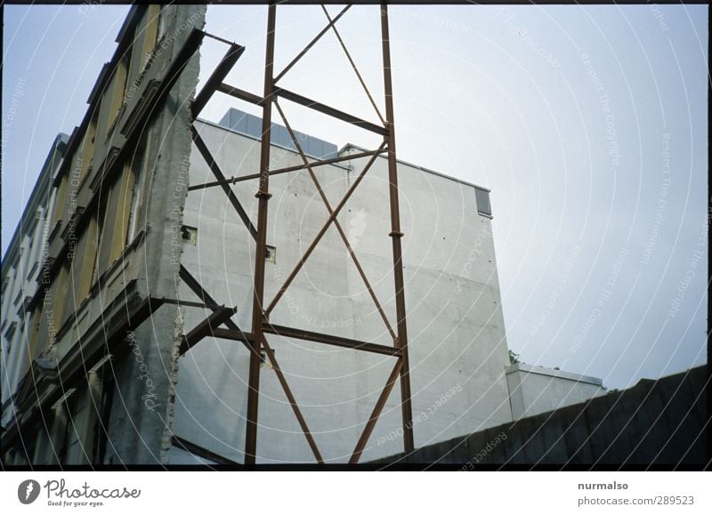 WU, alles nur Fassade Kunst Umwelt Stadtzentrum Menschenleer Haus Mauer Wand stehen Häusliches Leben trashig trist ästhetisch Verfall Vergänglichkeit Gerüst