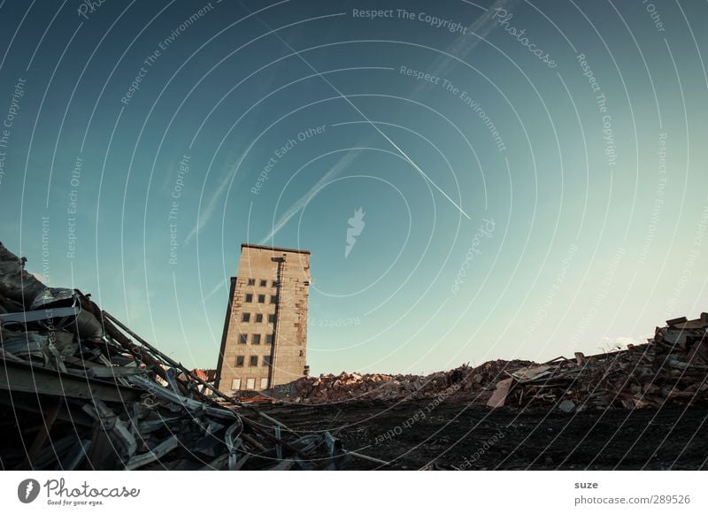 Weltuntergang | Der Aufstand Baustelle Umwelt Himmel Schönes Wetter Stadt Stadtrand Haus Industrieanlage Gebäude Architektur Fassade Fenster Denkmal Stein